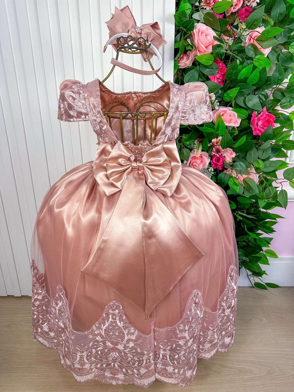Vestido Infantil Rosa Bebê em Cetim com Saia Rodada e Laço nas Costas