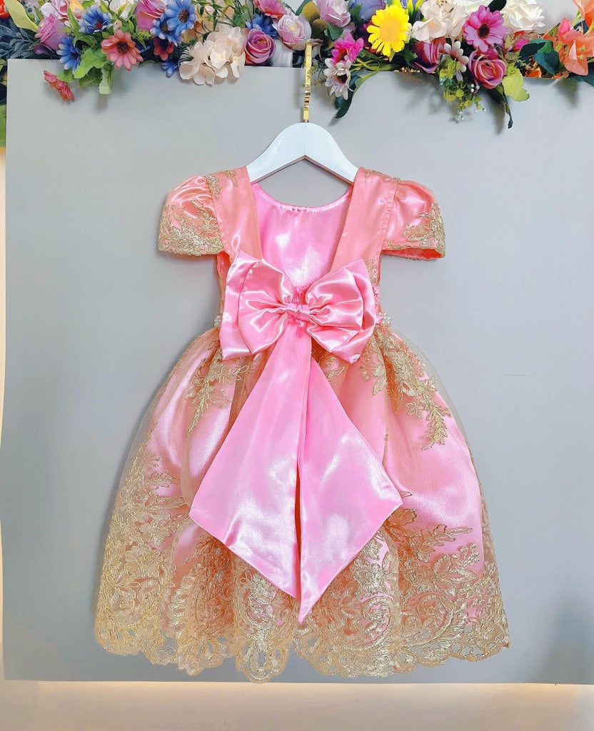 Vestido Infantil Rosa em Renda Realeza Metalizada com Laço para Daminhas