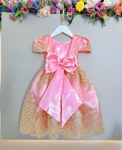 Vestido Infantil Rosa em Renda Realeza Metalizada com Laço para Daminhas
