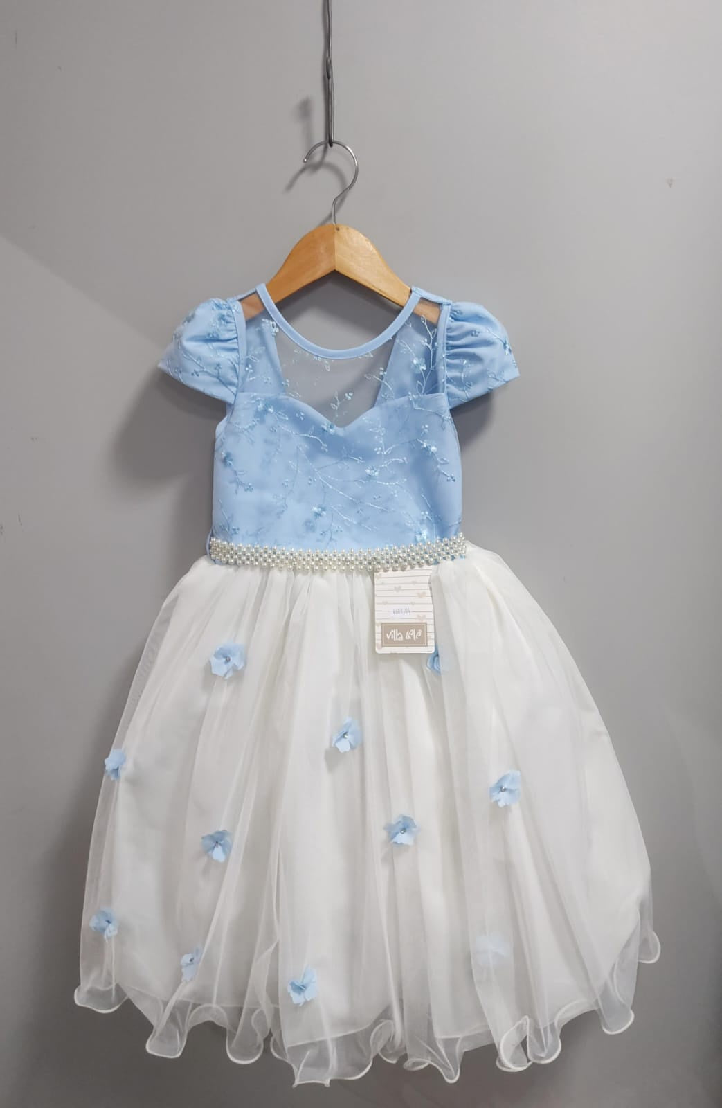 Vestido Infantil Azul Claro em Cetim com Saia Off White e Design Sofisticado para Casamento e Formatura