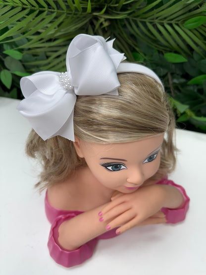 Tiara Infantil Branca em Cetim com Pérolas Aplicadas para Daminhas