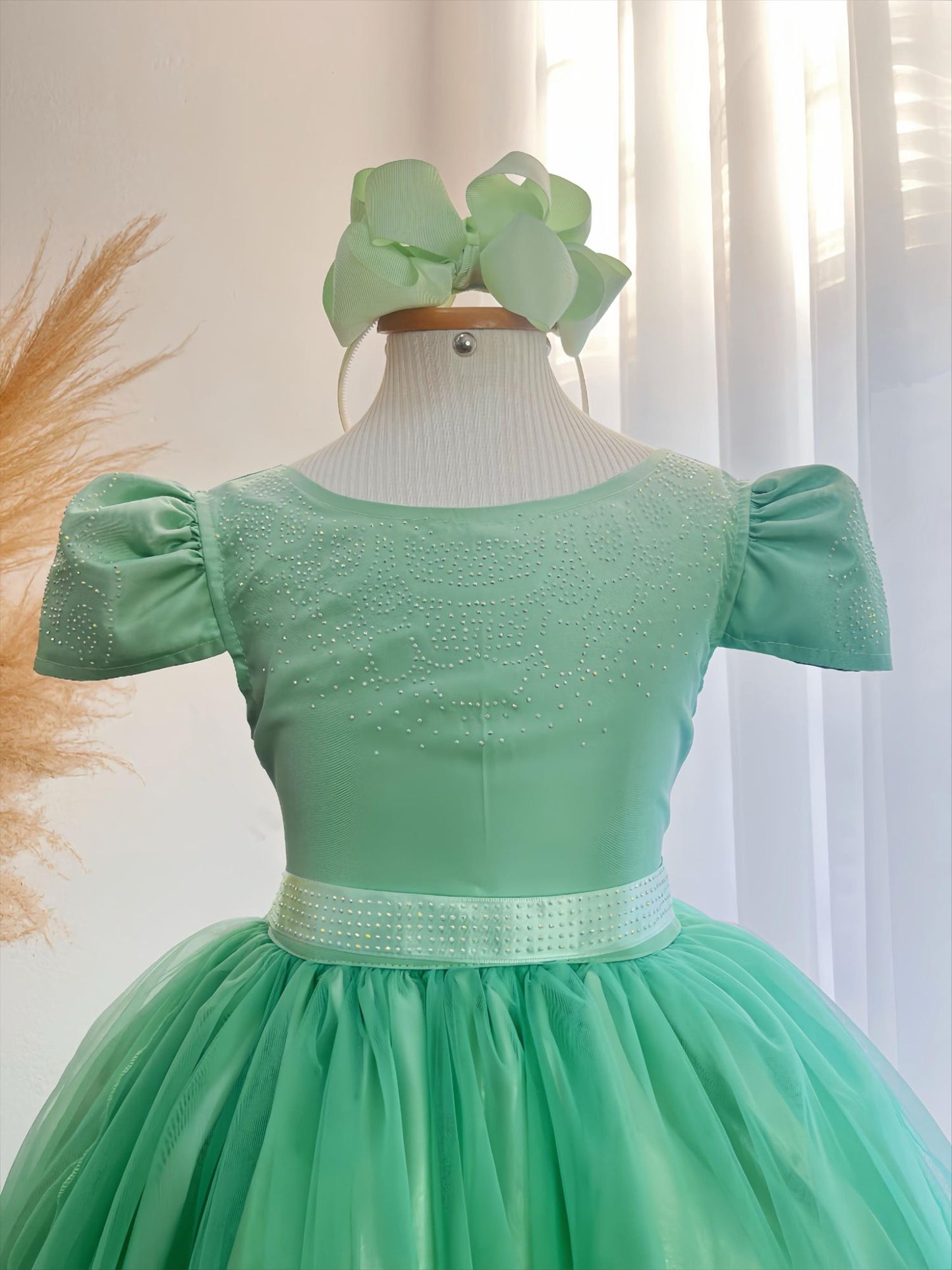 Vestido Infantil Verde Menta em Cetim com Strass e Saia Rodada para Daminhas