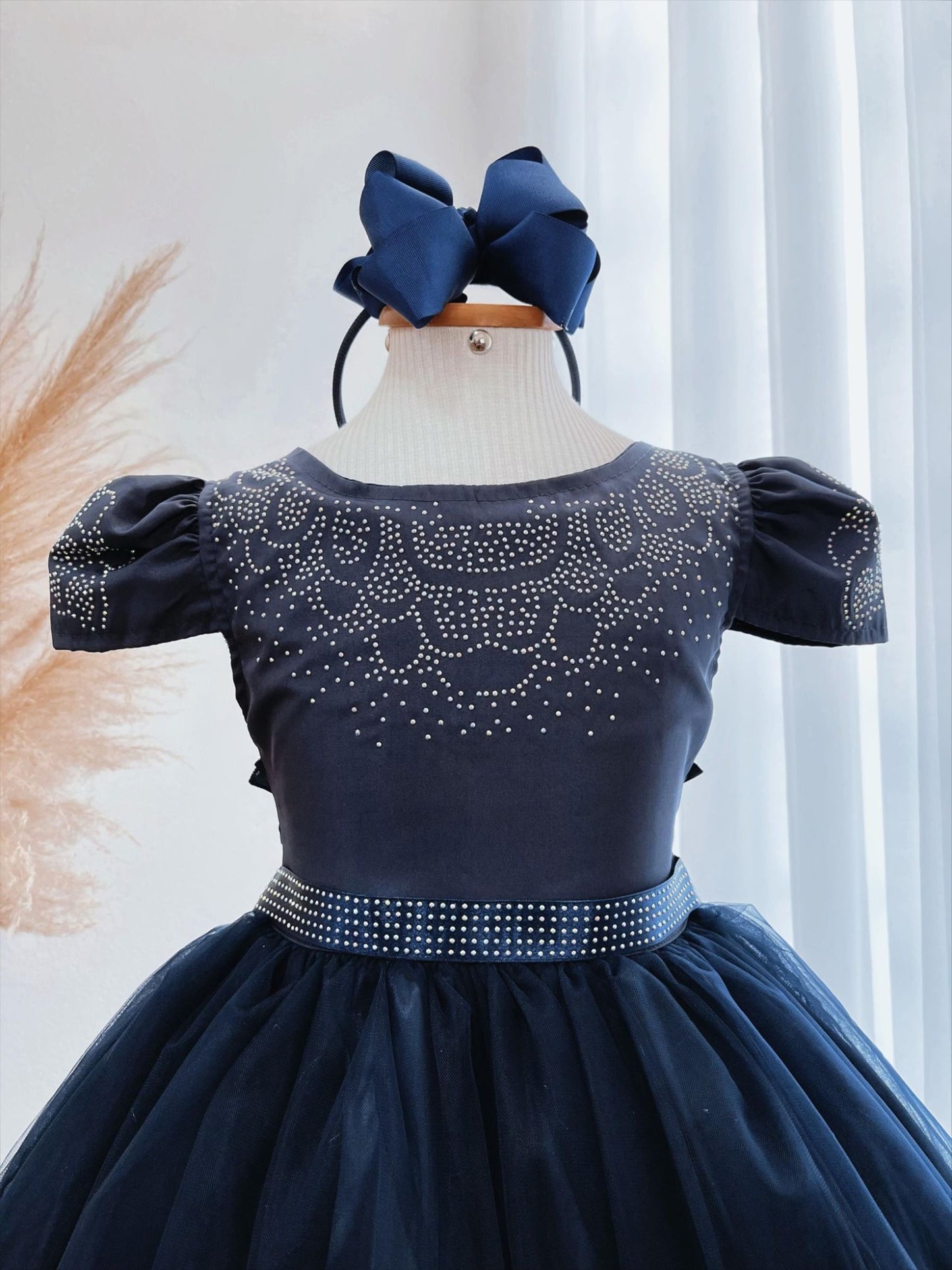 Vestido Infantil Azul Marinho em Cetim com Strass Luxo Saia Rodada para Daminhas