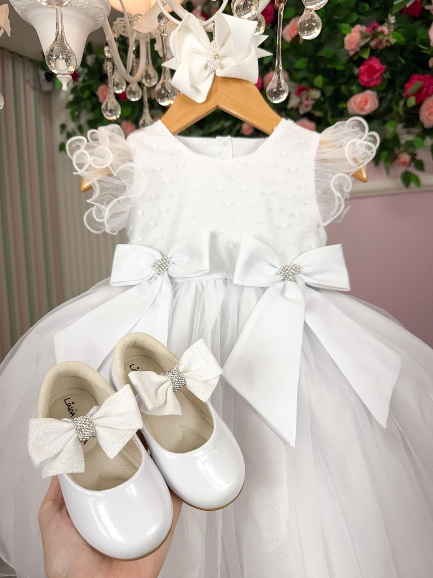 Vestido Infantil Branco em Tafetá com Gola Redonda e Saia Rodada para Daminhas