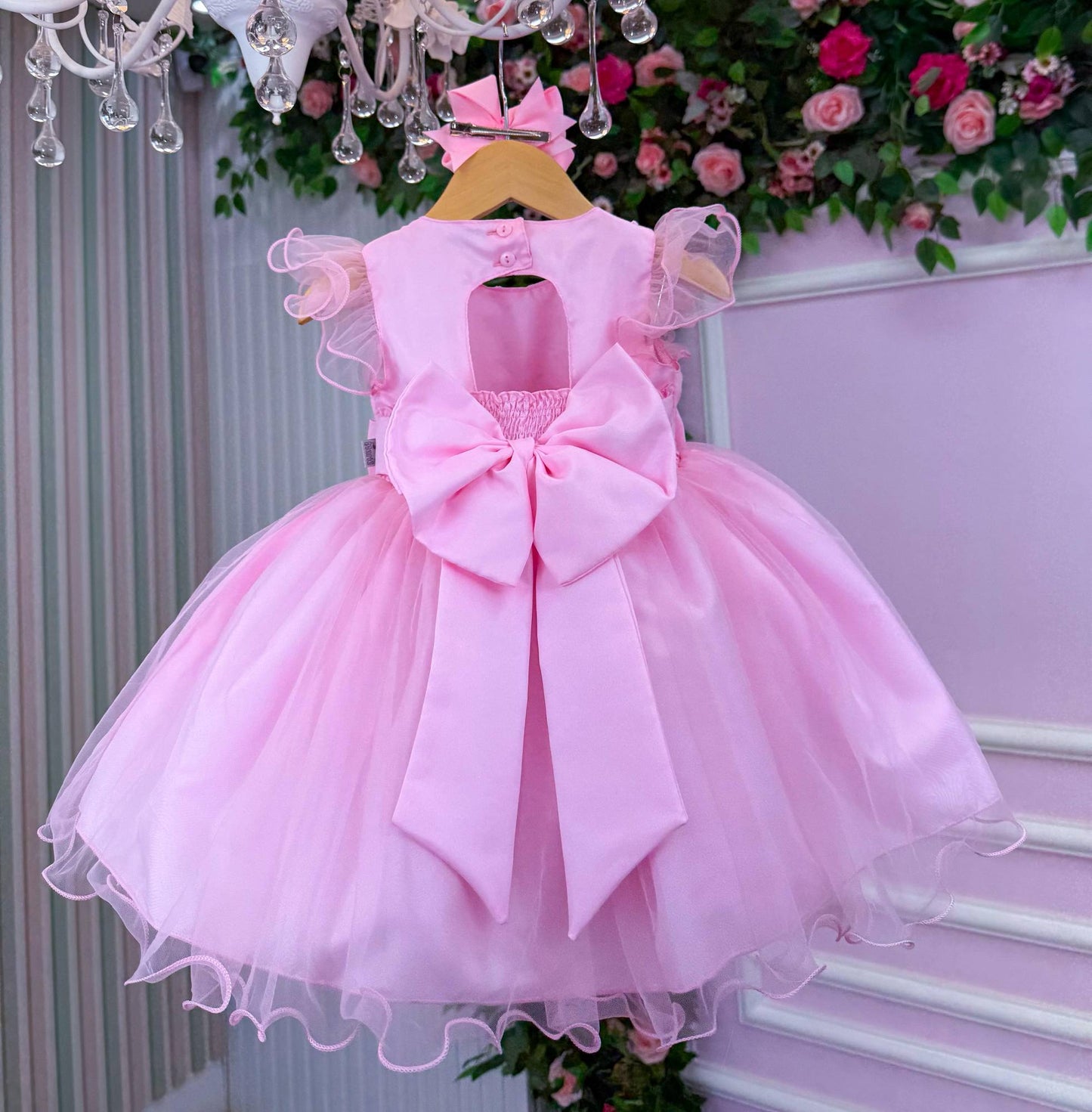 Vestido Infantil Rosa Bebê em Tafetá com Gola Redonda e Caimento Sofisticado para Festa de Aniversário