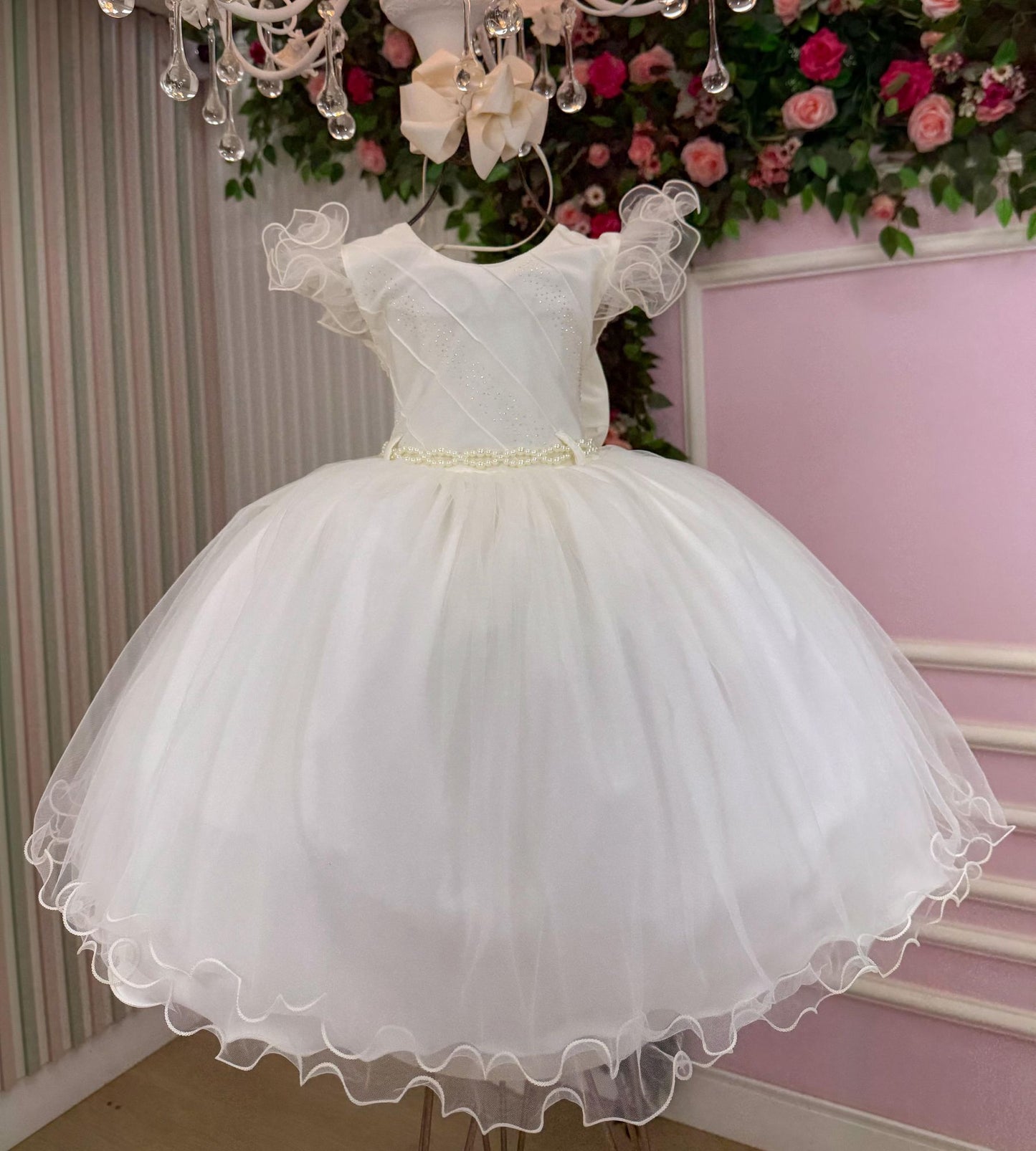 Vestido Infantil Off em Tafetá com Gola Redonda e Caimento Sofisticado para Festa de Aniversário