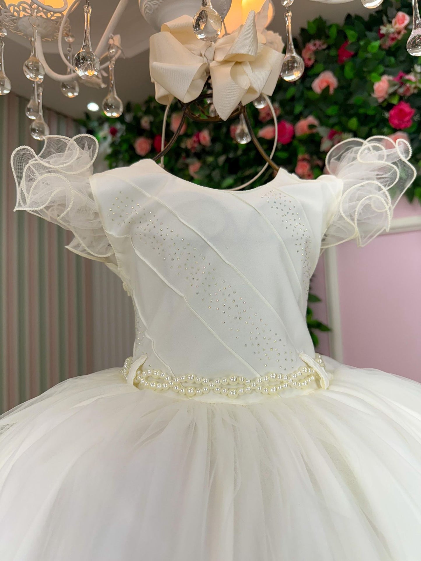 Vestido Infantil Off em Tafetá com Gola Redonda e Caimento Sofisticado para Festa de Aniversário