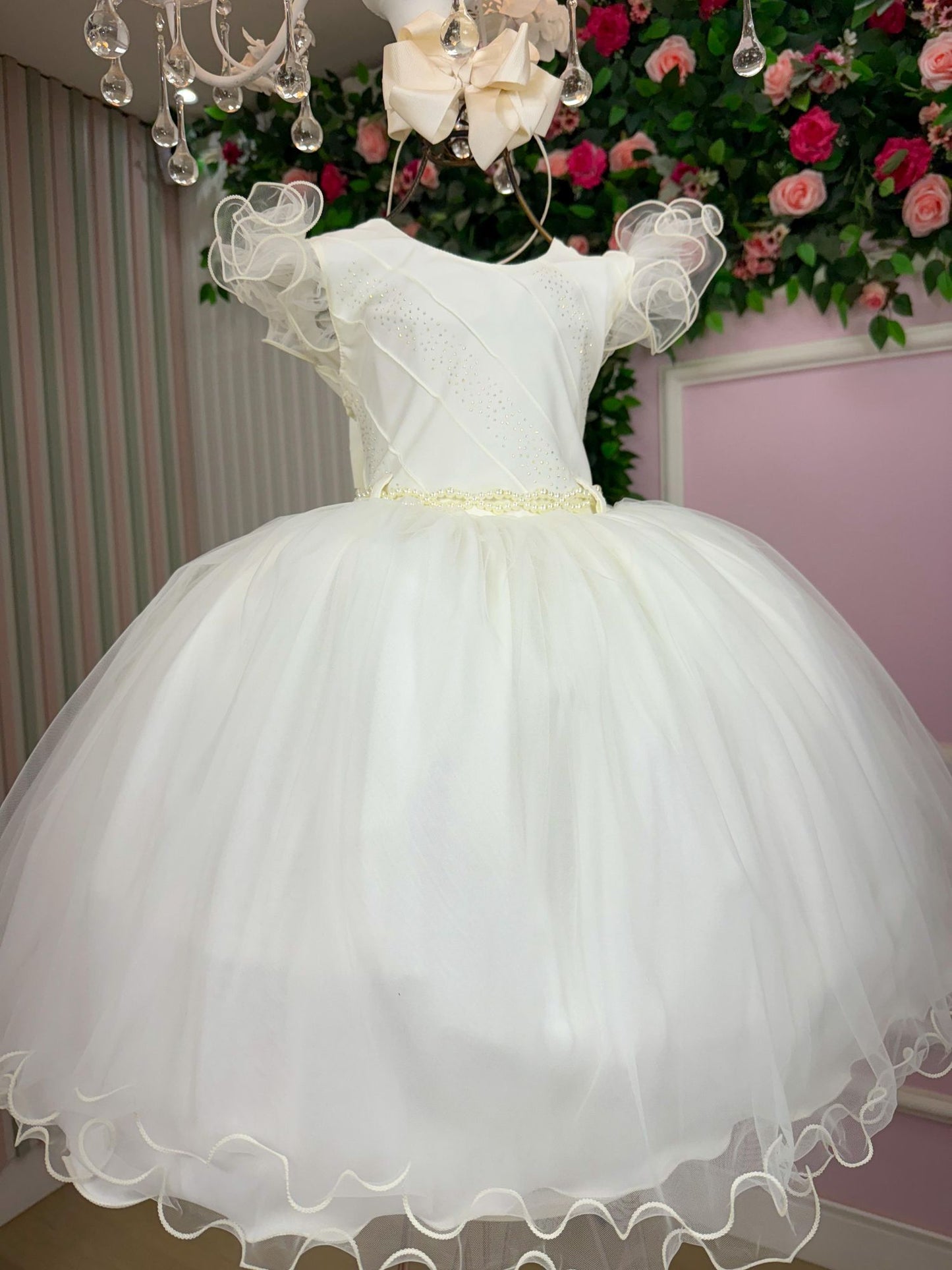 Vestido Infantil Off em Tafetá com Gola Redonda e Caimento Sofisticado para Festa de Aniversário