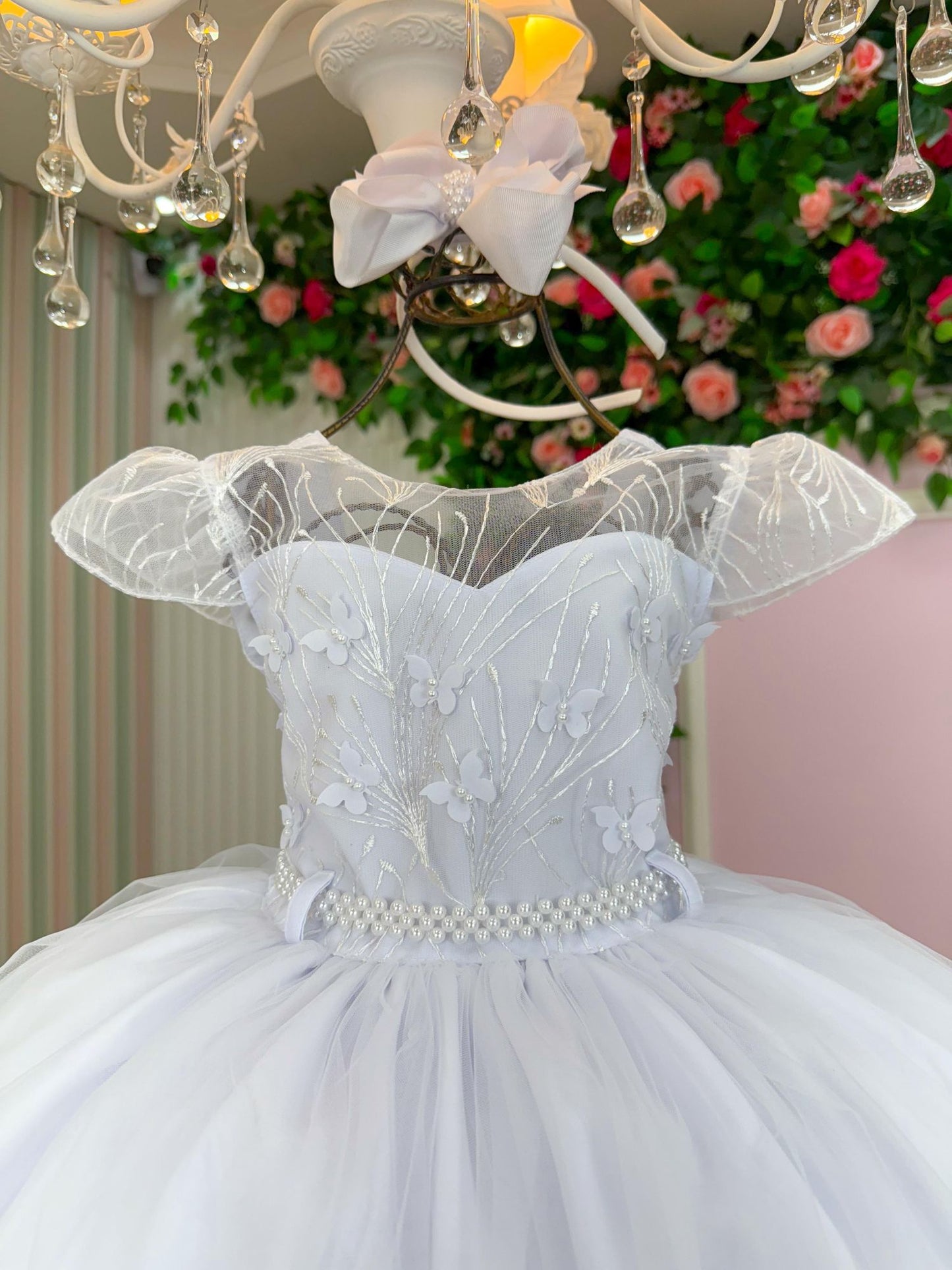 Vestido Infantil Branco em Tafetá com Gola Redonda e Saia Rodada para Daminhas