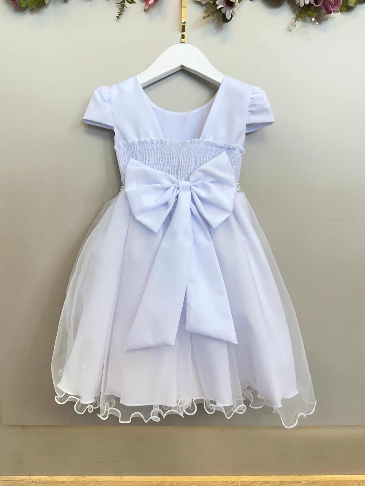 Vestido Infantil Branco Busto Bordado Flores e Pérolas Daminha