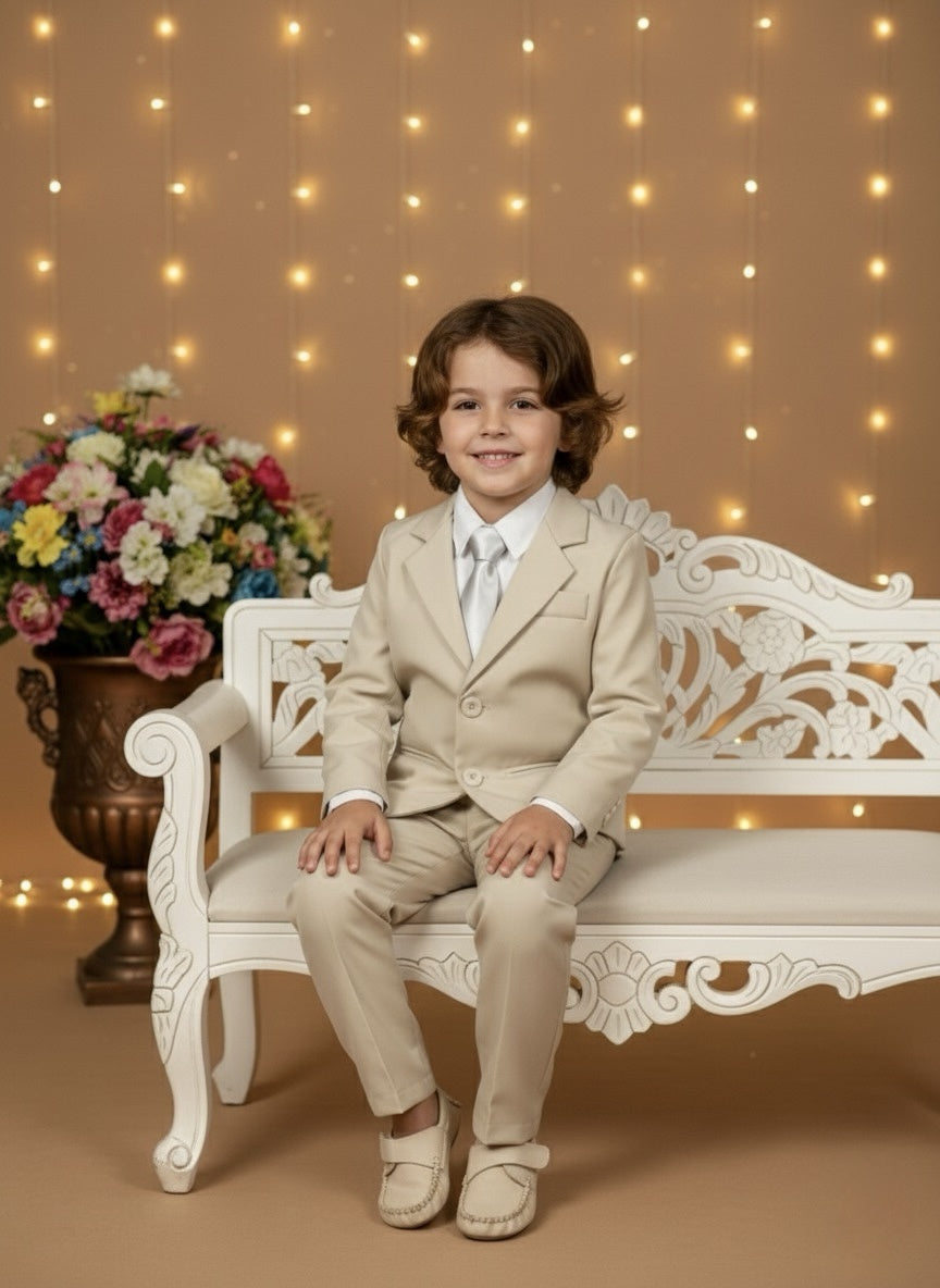 Terno Social com Calça Bege e Camisa Branca Pajem