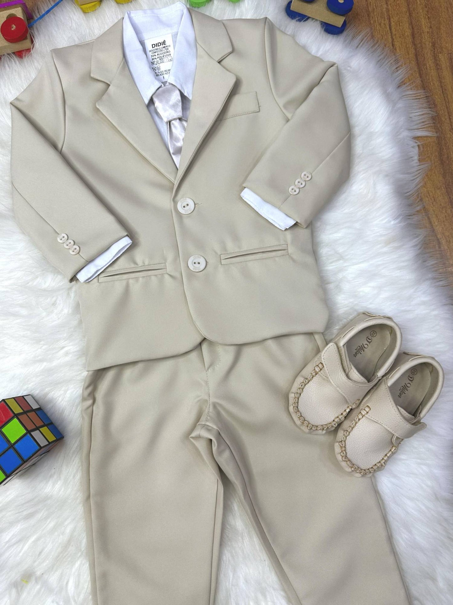 Terno Social com Calça Bege e Camisa Branca Pajem