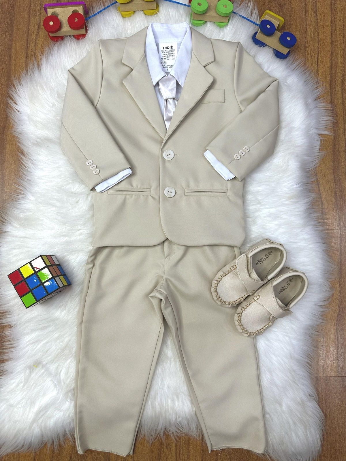 Terno Social com Calça Bege e Camisa Branca Pajem