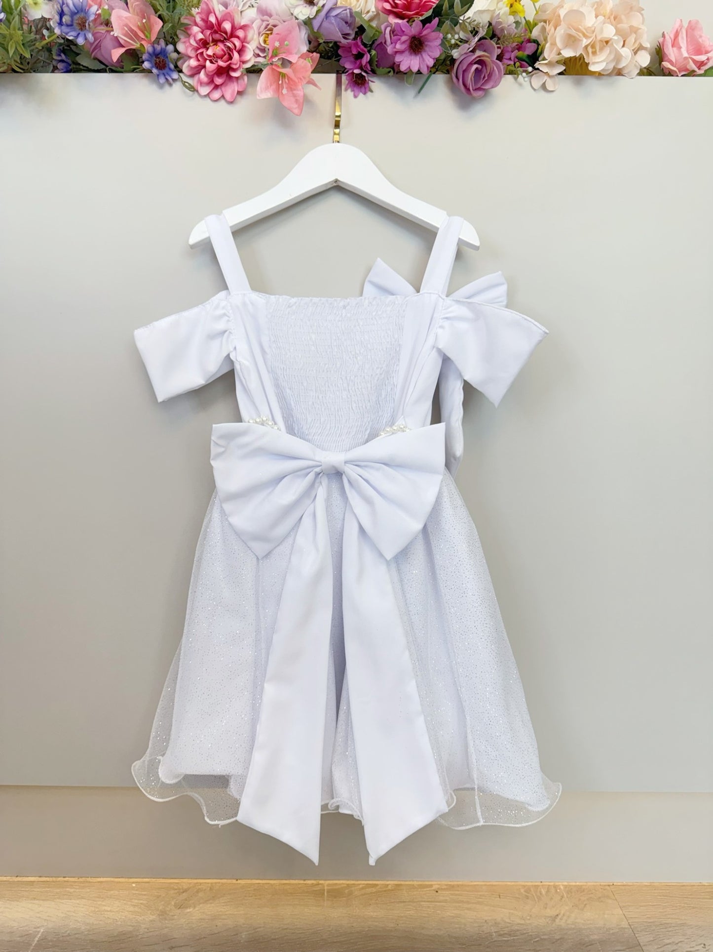 Vestido Infantil de Alça Branco Saia C/ Glitter e Broche Festas